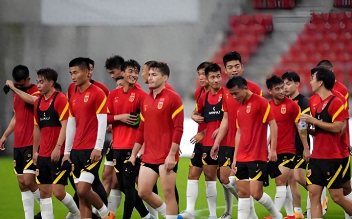 吴曦伤退申花遭压制 杨皓宇失误成关键转折点